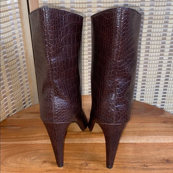 Express Woman’s 6 Snakeskin Textured Asymmetrical Booties Shabby Chic - Picture 4 of 5